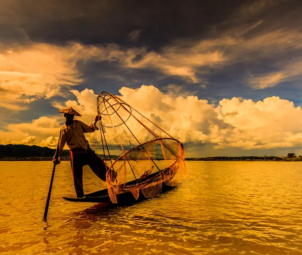 Pêcheur à bord d'un bateau capturant du poisson par filet traditionnel — Photo