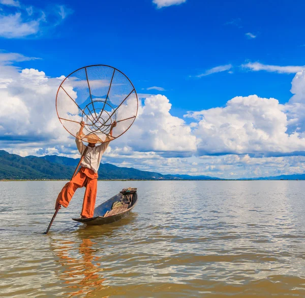 Pêcheur à bord d'un bateau capturant du poisson par filet traditionnel — Photo