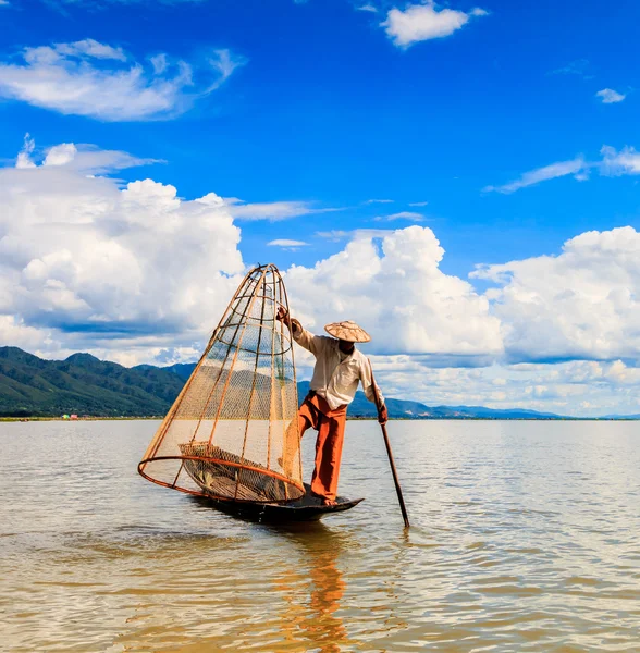 Pêcheur à bord d'un bateau capturant du poisson par filet traditionnel — Photo