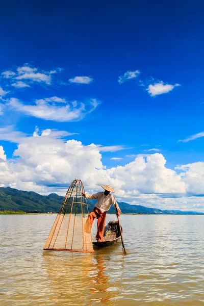 Pescador em barco pescando peixe pela rede tradicional — Fotografia de Stock