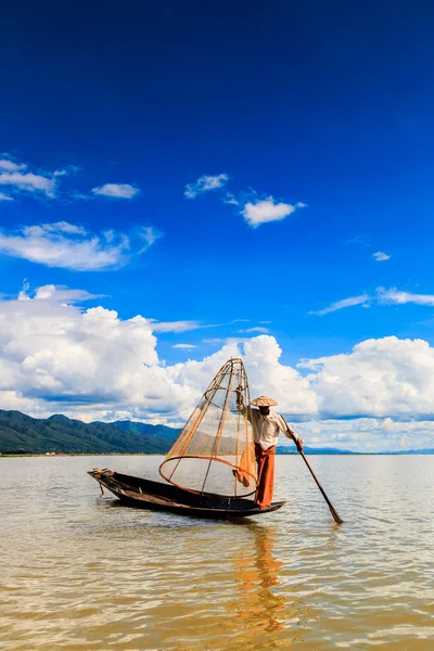 Pêcheur à bord d'un bateau capturant du poisson par filet traditionnel — Photo