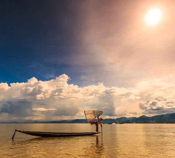 Fisherman on boat catching fish by traditional net — Stock Photo, Image