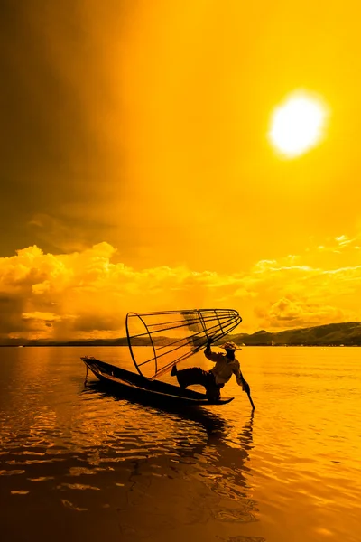 Pescador en barco captura de peces por la red tradicional — Foto de Stock