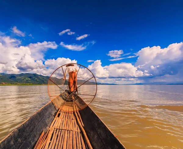 Pescador en barco captura de peces por la red tradicional — Foto de Stock