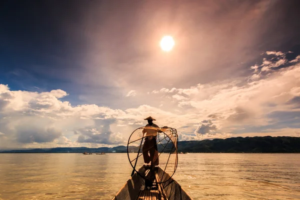 Pescador em barco pescando peixe pela rede tradicional — Fotografia de Stock