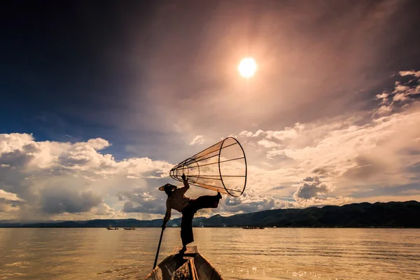 Fischer auf Boot fangen Fisch mit traditionellem Netz — Stockfoto
