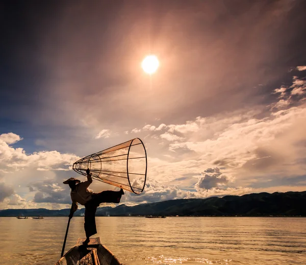 Pescatore in barca che cattura pesce con la rete tradizionale — Foto Stock