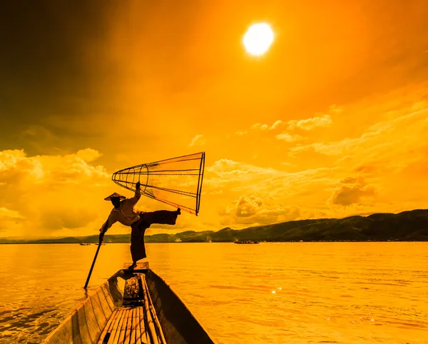 Pescador en barco captura de peces por la red tradicional — Foto de Stock