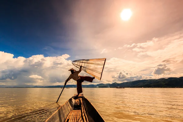 Fisherman on boat catching fish by traditional net — Stock Photo, Image