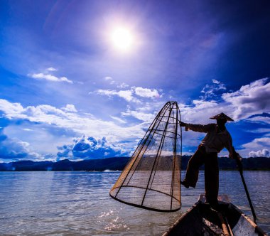 Balıkçı teknesinde balık yakalama tarafından geleneksel net