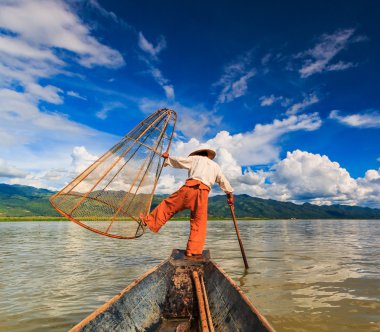 Balıkçı teknesinde balık yakalama tarafından geleneksel net
