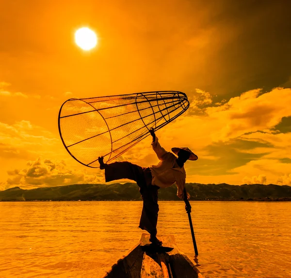 Fisherman on boat catching fish by traditional net — Stock Photo, Image