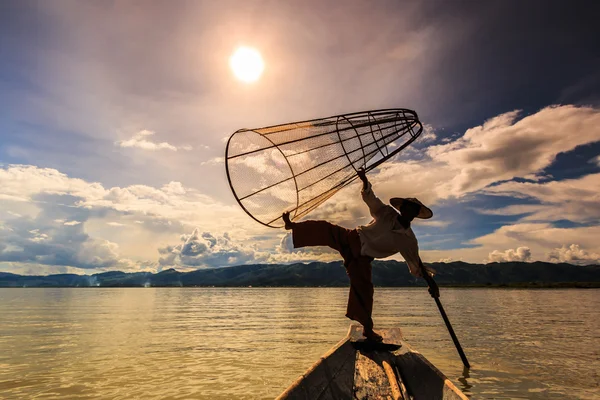 Pescador en barco captura de peces por la red tradicional — Foto de Stock