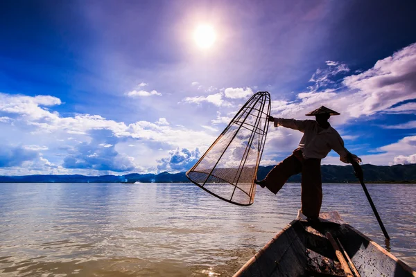 Fischer auf Boot fangen Fisch mit traditionellem Netz — Stockfoto