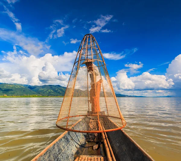 Pêcheur à bord d'un bateau capturant du poisson par filet traditionnel — Photo