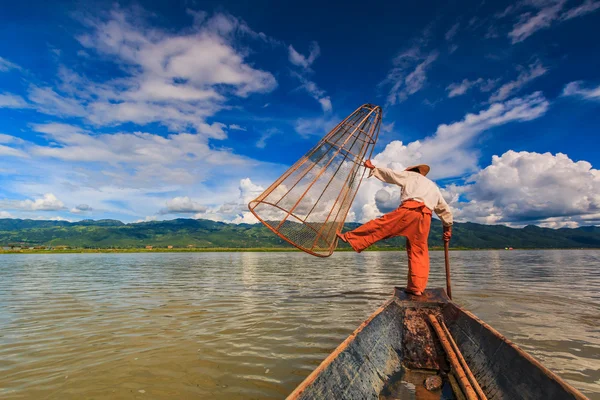 Fisherman on boat catching fish by traditional net — Stock Photo, Image