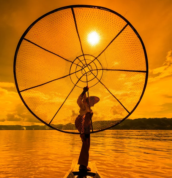 Fiskare på båten att fånga fisk av traditionella net — Stockfoto