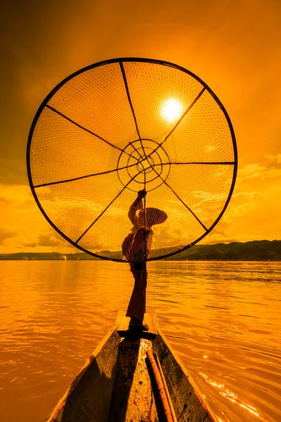 Pescador en barco captura de peces por la red tradicional — Foto de Stock