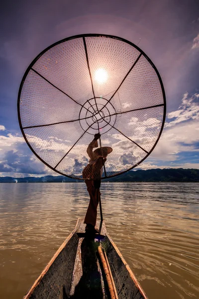 Fiskare på båten att fånga fisk av traditionella net — Stockfoto