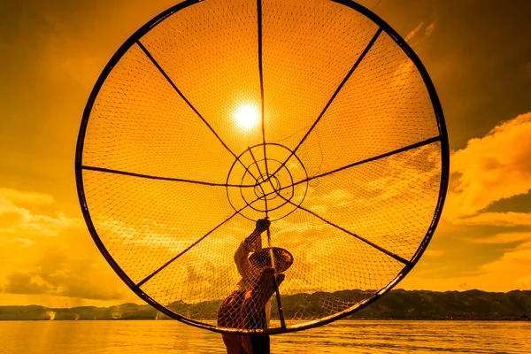 Pescador en barco captura de peces por la red tradicional —  Fotos de Stock