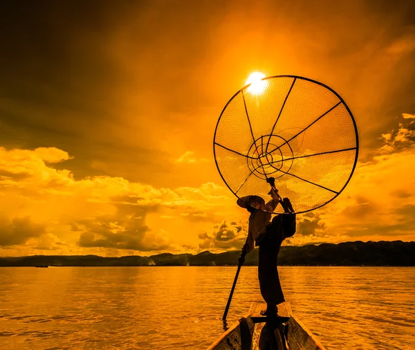 Fiskare på båten att fånga fisk av traditionella net — Stockfoto