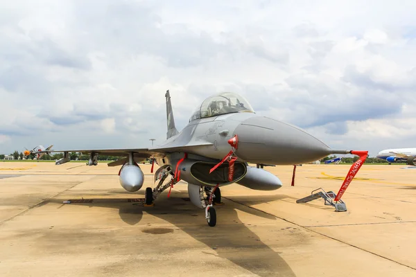 F-16 der royal thai Air Force wurde in Familienfest des 100 Jahr der royal thai Air Force zeigte. — Zdjęcie stockowe
