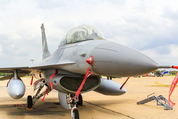 F-16 da Força Aérea Real Tailandesa foi mostrado em Cerebração de 100 anos da Força Aérea Real Tailandesa — Fotografia de Stock