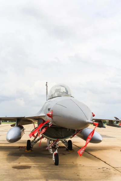 F-16 da Força Aérea Real Tailandesa foi mostrado em Cerebração de 100 anos da Força Aérea Real Tailandesa — Fotografia de Stock