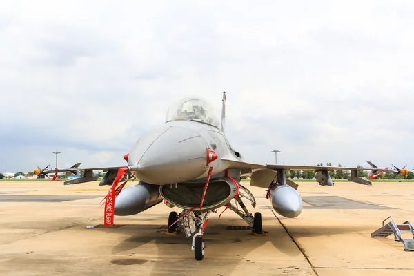 F-16 di aviazione tailandese reale è stato mostrato in Cerebration di 100 anni di aviazione tailandese reale — Foto Stock