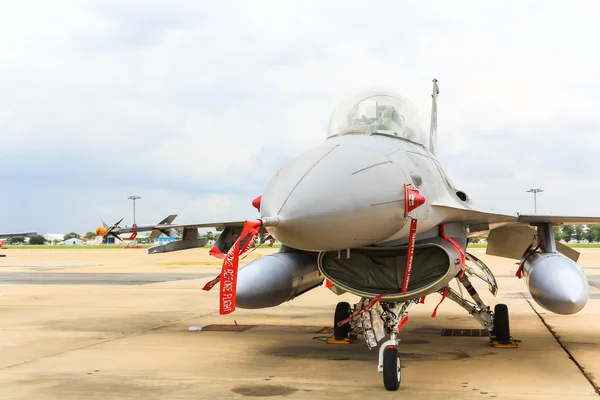 F-16 der royal thai Air Force wurde in Familienfest des 100 Jahr der royal thai Air Force zeigte. — Zdjęcie stockowe