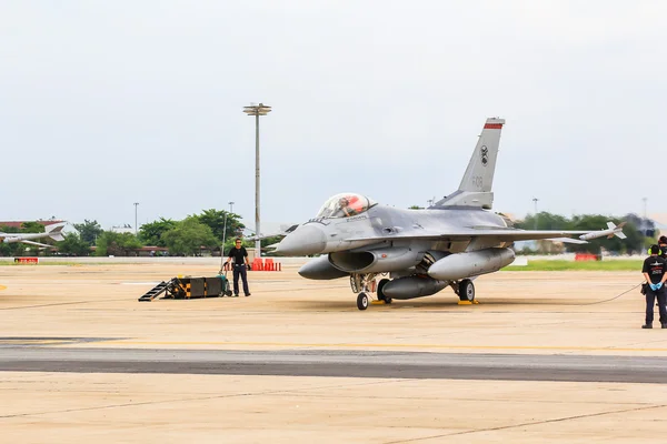 F-16 Tayland Kraliyet Hava Kuvvetleri Tayland Kraliyet Hava Kuvvetleri 100 yılı düşünme içinde gösterdi — Stok fotoğraf