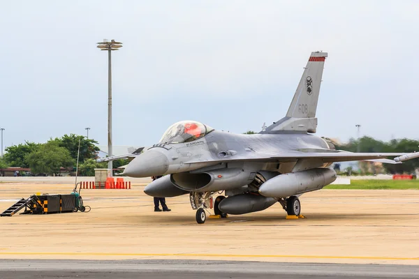 F-16 der royal thai Air Force wurde in Familienfest des 100 Jahr der royal thai Air Force zeigte. — Zdjęcie stockowe