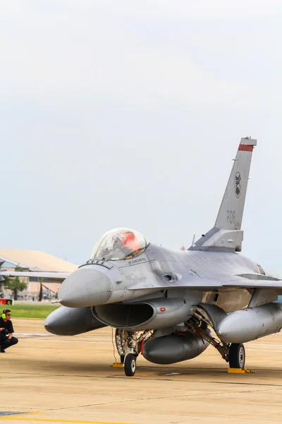 F-16 da Força Aérea Real Tailandesa foi mostrado em Cerebração de 100 anos da Força Aérea Real Tailandesa — Fotografia de Stock