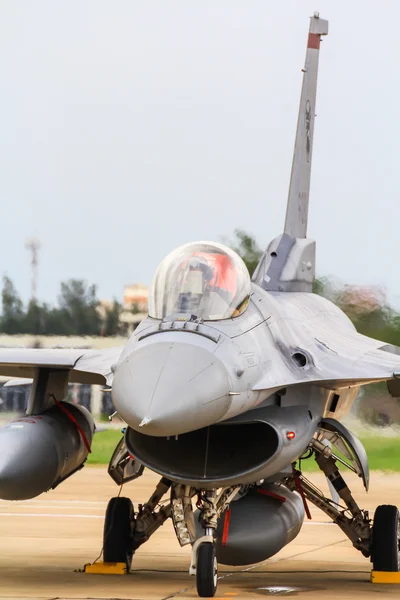 F-16 van Koninklijke Thaise luchtmacht was toonde in cerebration van 100 jaar van Koninklijke Thaise luchtmacht — Stockfoto