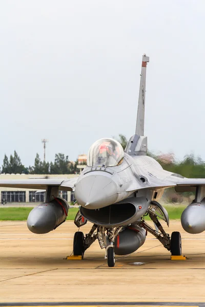 F-16 of Royal Thai air force was showed in Cerebration of 100 year of Royal Thai air force — Stock Photo, Image