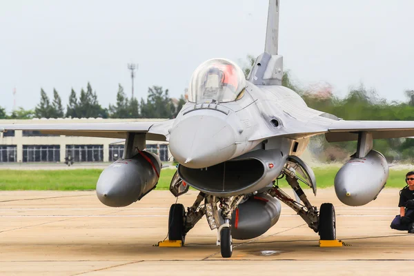 F-16 da Força Aérea Real Tailandesa foi mostrado em Cerebração de 100 anos da Força Aérea Real Tailandesa — Fotografia de Stock