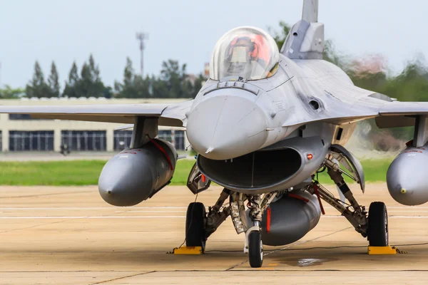 F-16 di aviazione tailandese reale è stato mostrato in Cerebration di 100 anni di aviazione tailandese reale — Foto Stock