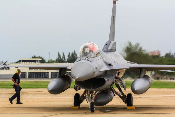 F-16 de la Real Fuerza Aérea Tailandesa se mostró en Cerebración de 100 años de la Real Fuerza Aérea Tailandesa —  Fotos de Stock