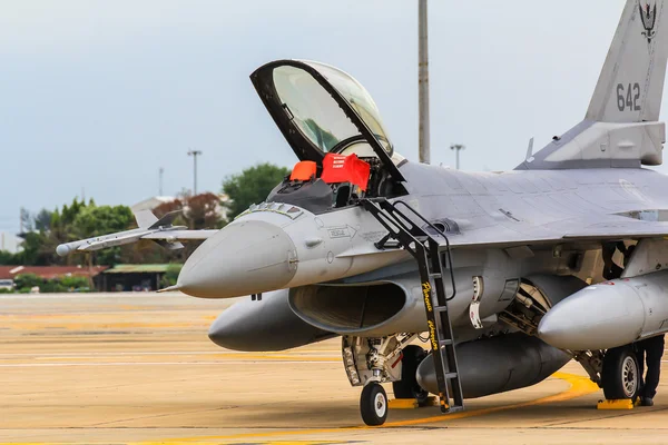 F-16 van Koninklijke Thaise luchtmacht was toonde in cerebration van 100 jaar van Koninklijke Thaise luchtmacht — Stockfoto