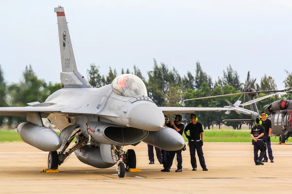 F-16 van Koninklijke Thaise luchtmacht was toonde in cerebration van 100 jaar van Koninklijke Thaise luchtmacht — Stockfoto