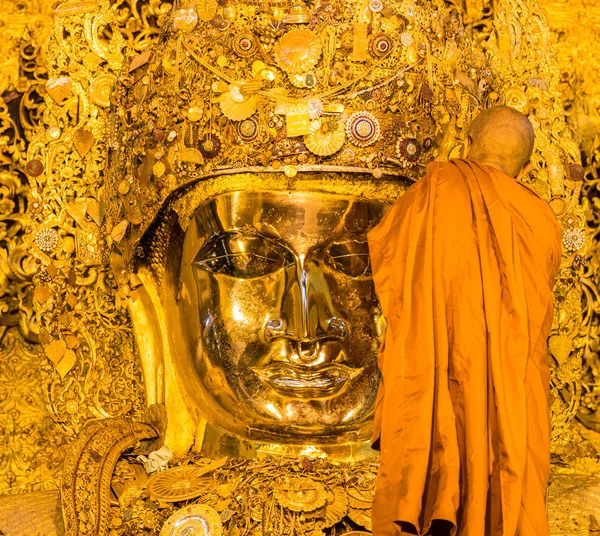 Starší mnich mytí mahamuni buddha — Stock fotografie