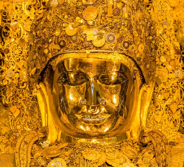 El monje mayor lava al Buda Mahamuni —  Fotos de Stock