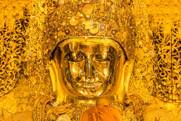 Starší mnich mytí mahamuni buddha — Stock fotografie