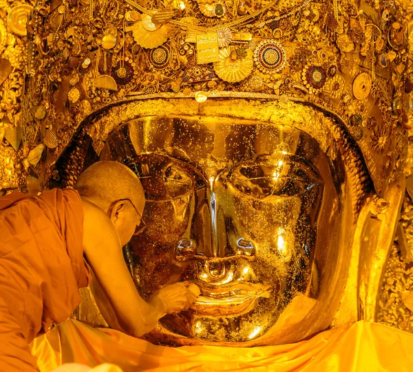 De senior monnik wassen mahamuni buddha — Stockfoto