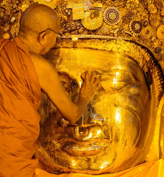 The senior monk wash Mahamuni Buddha — Stock Photo, Image