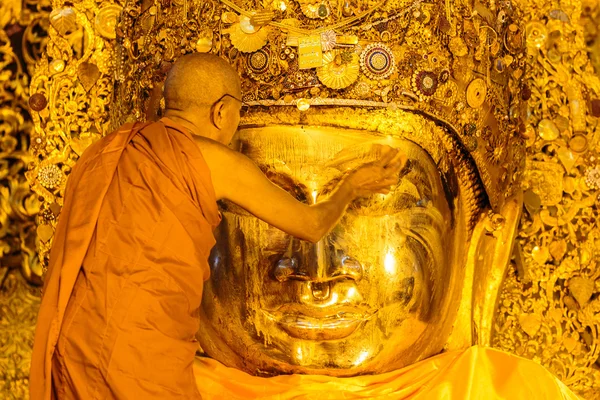 O monge sênior lava Mahamuni Buddha — Fotografia de Stock