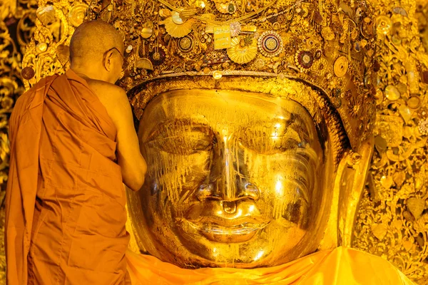 De senior monnik wassen mahamuni buddha — Stockfoto