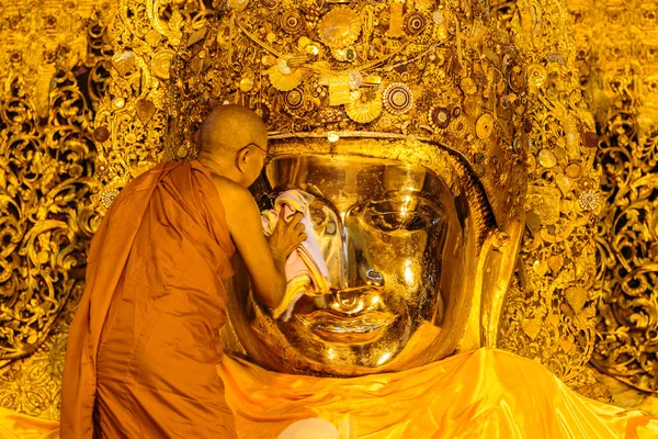 Äldre munk tvätta mahamuni buddha — Stockfoto