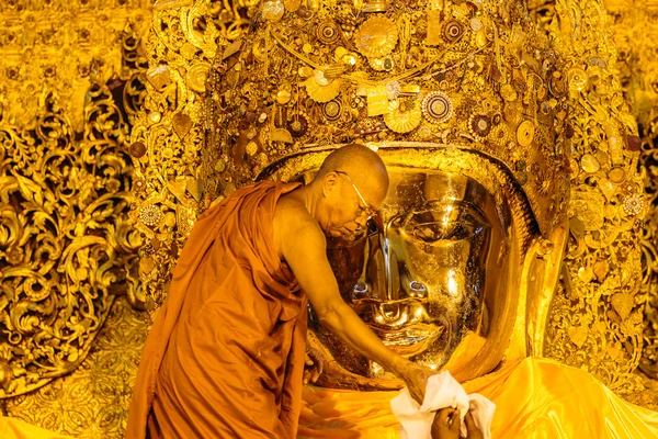 De senior monnik wassen mahamuni buddha — Stockfoto