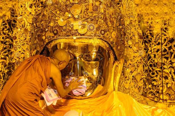 De senior monnik wassen mahamuni buddha — Stockfoto